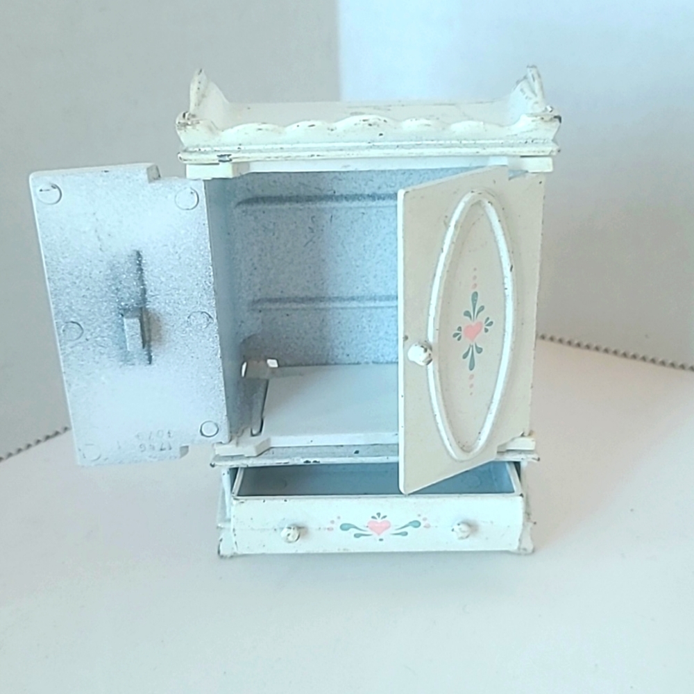 Dollhouse metal furniture